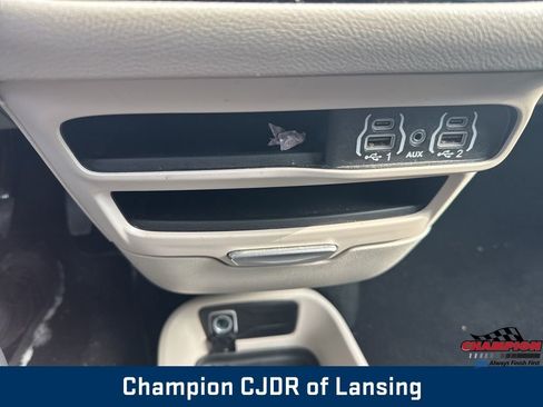 Used 2024 Chrysler Pacifica Touring-L image 36