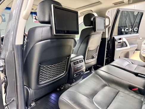 Used 2016 Toyota Land Cruiser image 30
