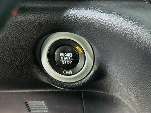 Used 2020 Chrysler Pacifica Touring-L Plus FWD image 19