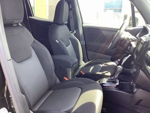 Used 2021 Jeep Renegade Latitude w/ Luxury Group II image 35