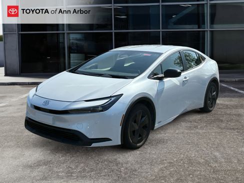 Used 2025 Toyota Prius LE FWD image 2