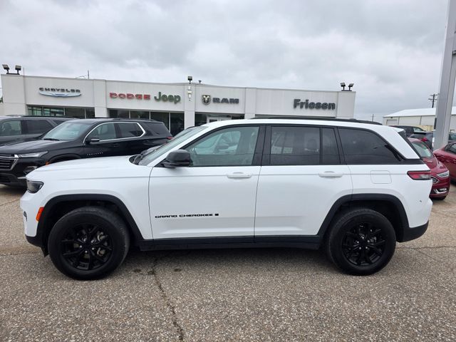 Used 2024 Jeep Grand Cherokee Altitude AWD/4WD image 8