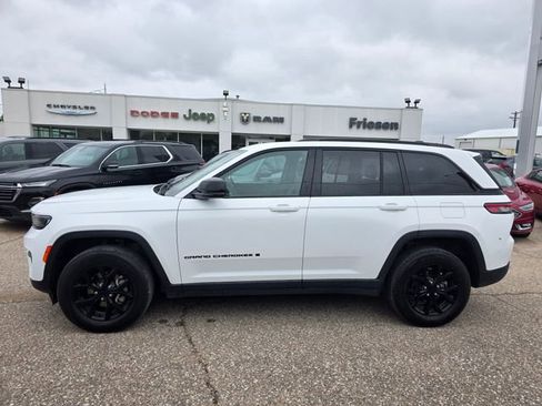 Used 2024 Jeep Grand Cherokee Altitude AWD/4WD image 8