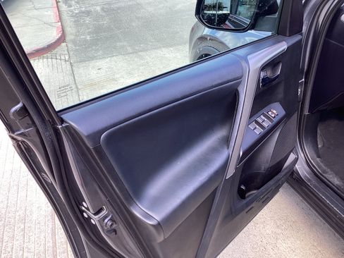 Used 2018 Toyota RAV4 XLE FWD image 17