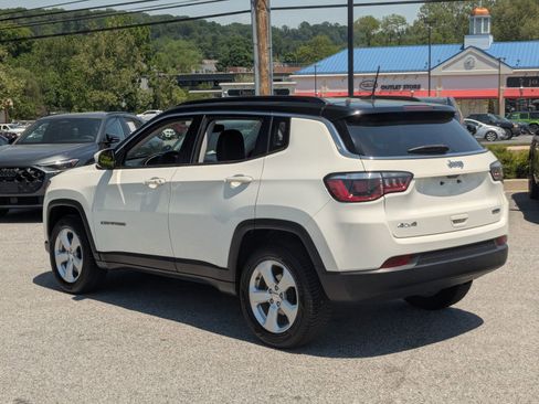 Used 2018 Jeep Compass Latitude w/ Popular Equipment Group AWD/4WD image 3