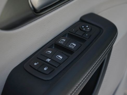 Used 2024 Chrysler Pacifica Touring-L image 14