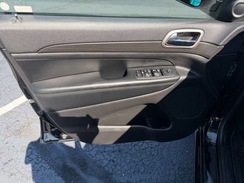 Used 2017 Jeep Grand Cherokee Altitude AWD/4WD image 19
