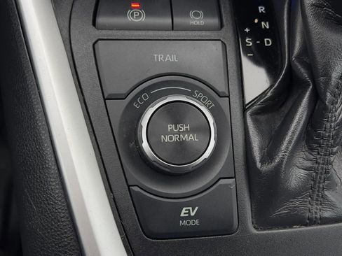 Used 2019 Toyota RAV4 LE w/ Carpet Mat Package image 29