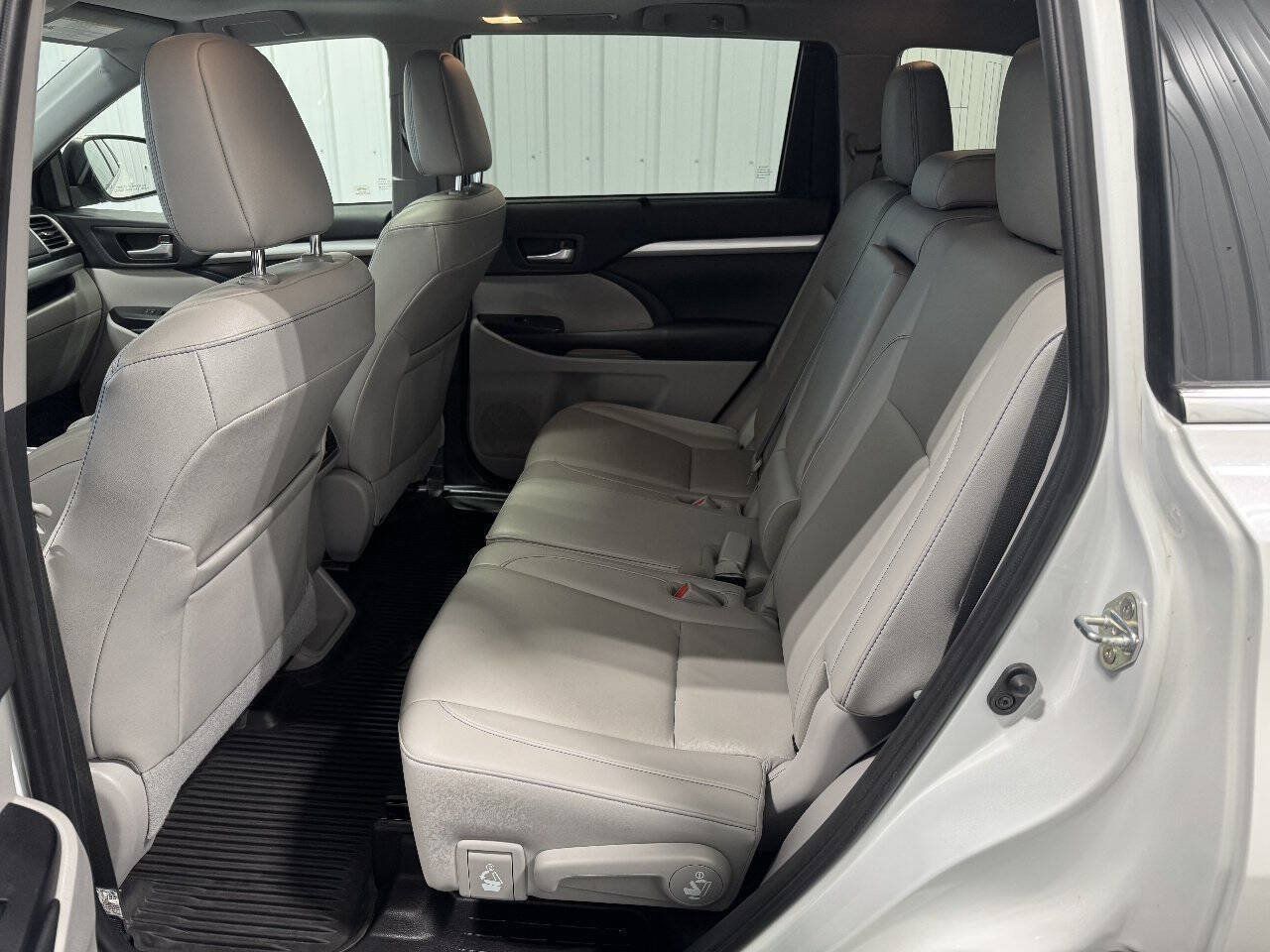 Used 2019 Toyota Highlander XLE AWD/4WD image 11