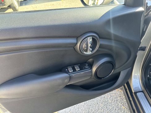 Used 2017 MINI Cooper 4-Door Hardtop image 16