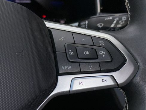 Certified 2025 Volkswagen Taos SE FWD image 13