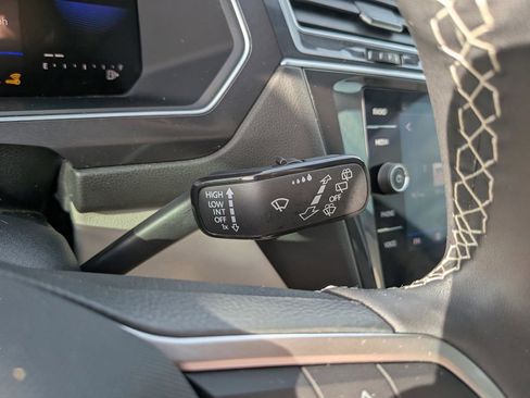 Used 2023 Volkswagen Tiguan SE w/ Panoramic Sunroof Package FWD image 30