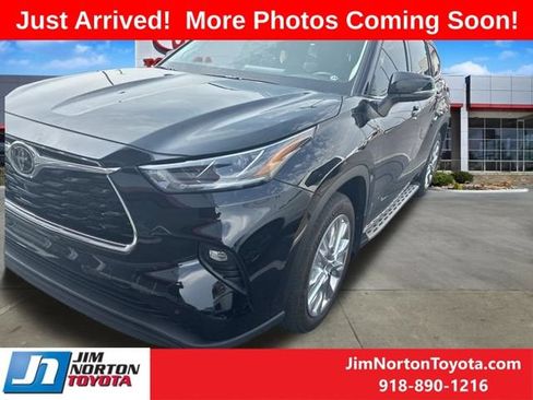 Used 2021 Toyota Highlander Limited FWD image 4