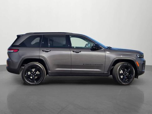 Used 2025 Jeep Grand Cherokee Altitude AWD/4WD image 7