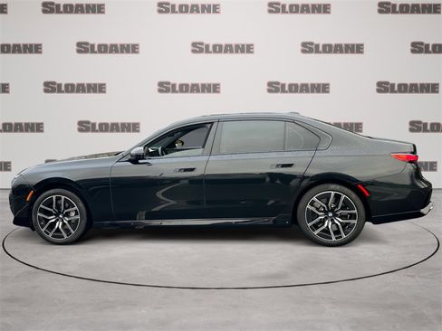 Used 2023 BMW 760i xDrive w/ Executive Package image 2