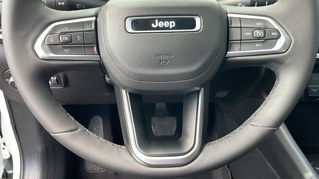 Used 2026 Jeep Compass Latitude AWD/4WD image 31