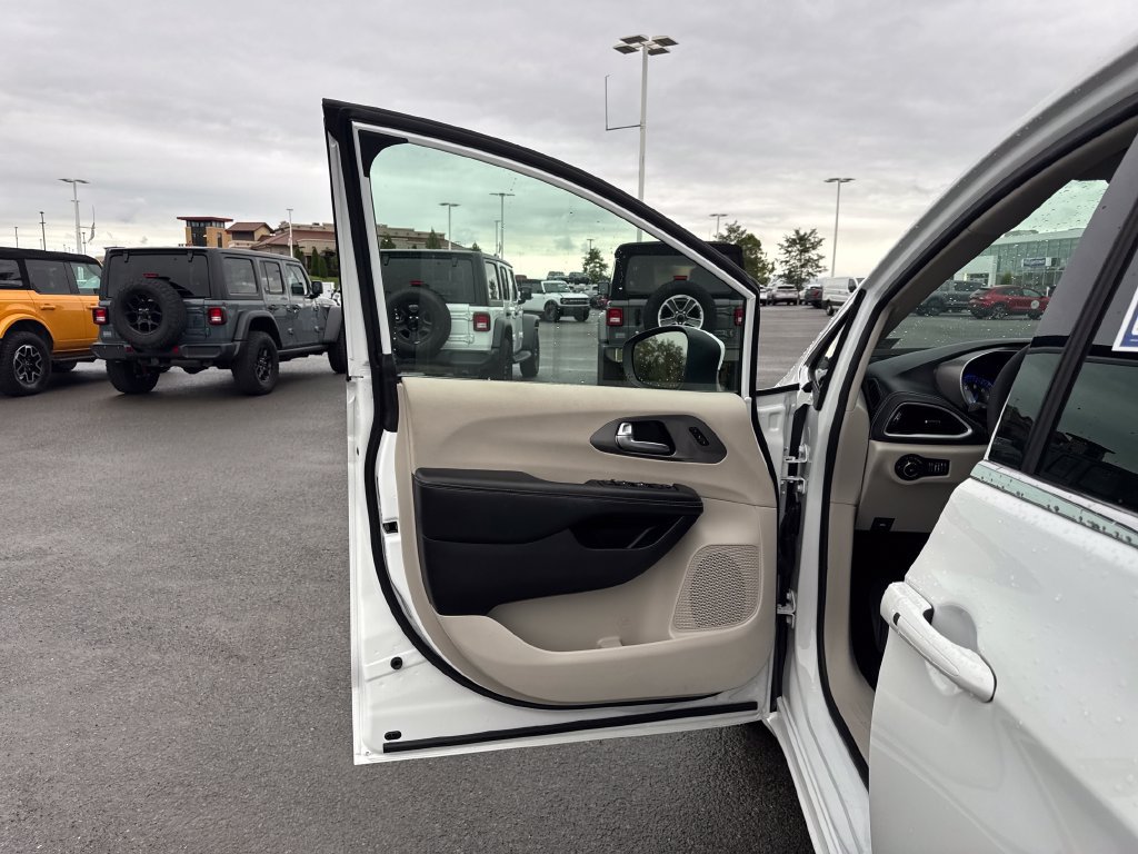 Used 2023 Chrysler Pacifica Touring-L FWD image 29