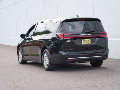Used 2025 Chrysler Pacifica Select FWD image 5