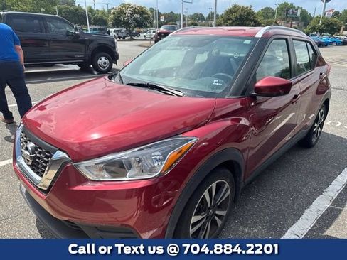 Used 2018 Nissan Kicks SV FWD image 1
