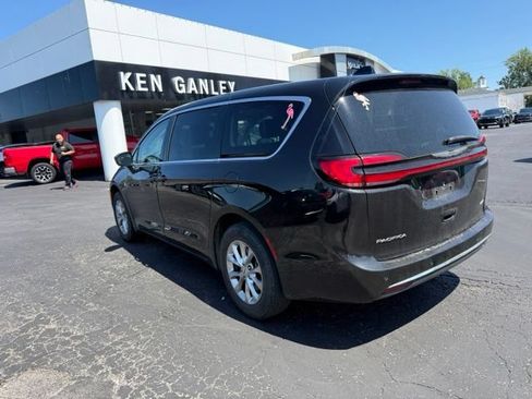 Used 2023 Chrysler Pacifica Touring-L w/ Uconnect Theater Family Group AWD/4WD image 11