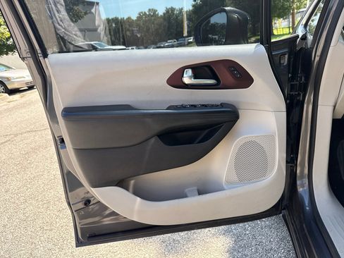 Used 2019 Chrysler Pacifica Limited FWD image 10