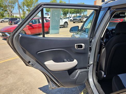Used 2025 Hyundai Venue SEL FWD image 27