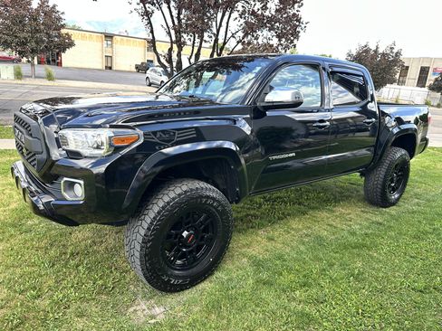 Used 2019 Toyota Tacoma Limited AWD/4WD image 11