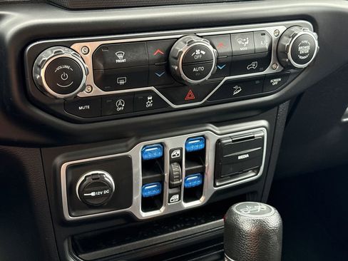 Used 2018 Jeep Wrangler Unlimited Sahara AWD/4WD image 26