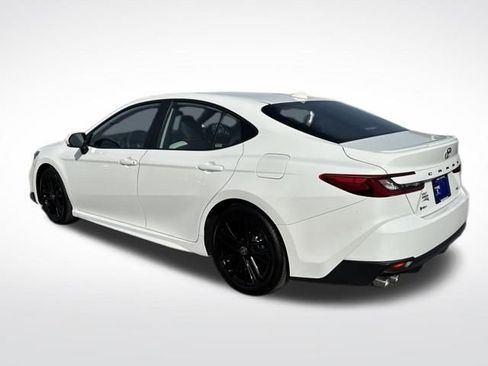 Used 2025 Toyota Camry SE image 3