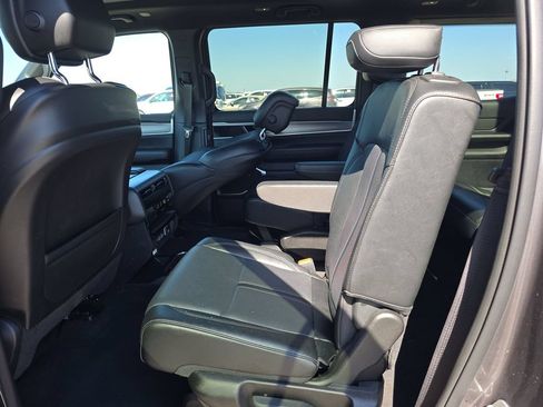 Used 2024 Jeep Wagoneer Series II RWD image 5