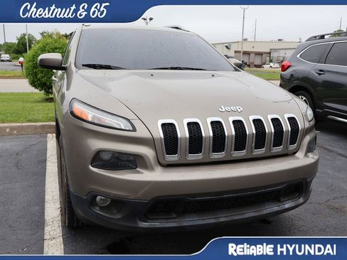 Used 2017 Jeep Cherokee Latitude w/ Comfort/Convenience Group AWD/4WD image 2