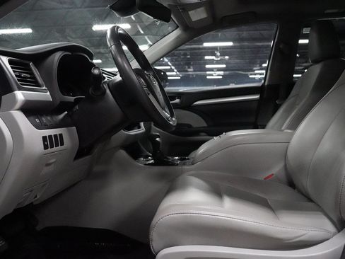 Used 2018 Toyota Highlander XLE FWD image 10