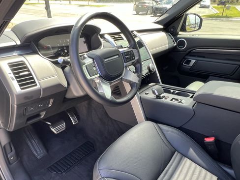 Used 2025 Land Rover Discovery Metropolitan Edition AWD/4WD image 16
