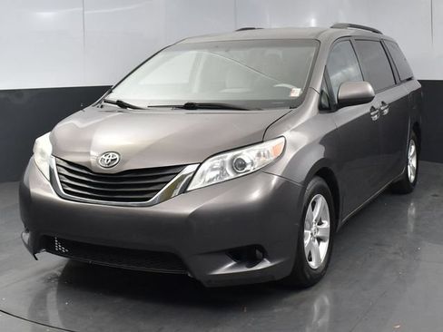 Used 2012 Toyota Sienna LE FWD image 4