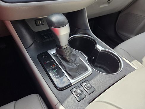Used 2016 Toyota Highlander XLE image 19