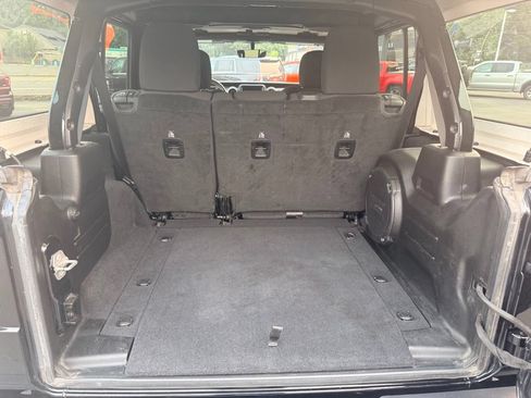 Used 2019 Jeep Wrangler Unlimited Sahara w/ Uconnect 4C Nav & Sound Group AWD/4WD image 30