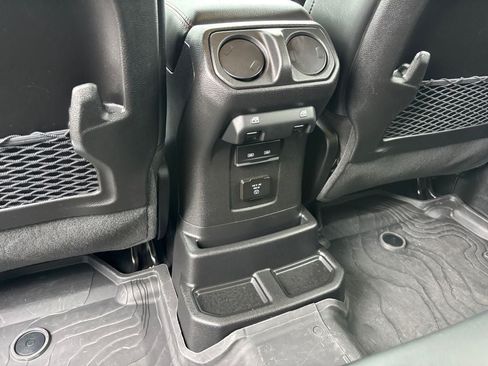 Used 2025 Jeep Wrangler Unlimited Rubicon AWD/4WD image 33