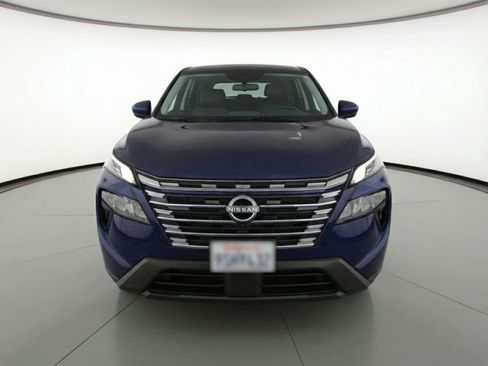 Used 2025 Nissan Rogue SV image 2