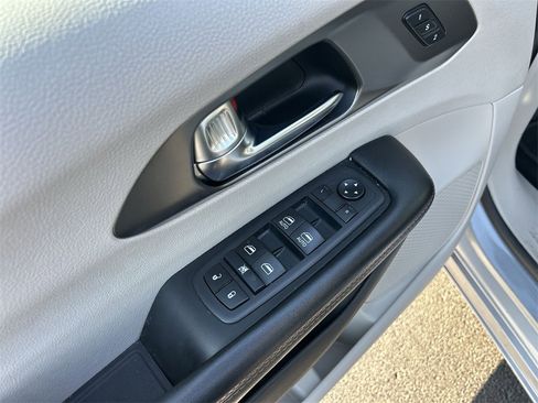 Used 2020 Chrysler Pacifica Touring-L image 19