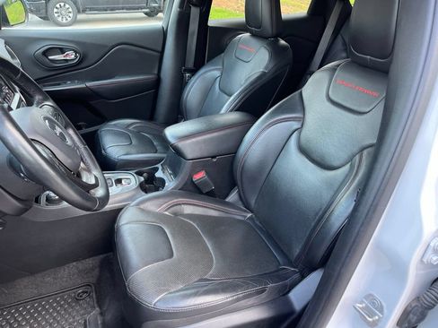 Used 2019 Jeep Cherokee Trailhawk AWD/4WD image 7