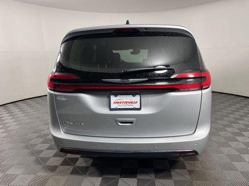 Used 2024 Chrysler Pacifica Touring-L image 11