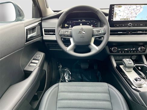 New 2025 Mitsubishi Outlander SE image 22