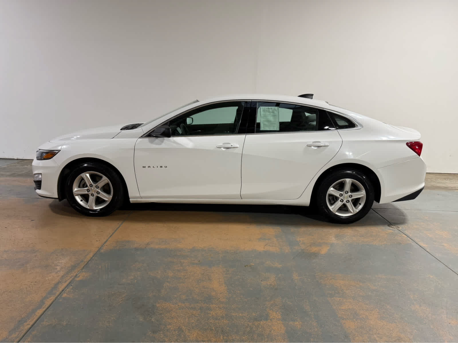 Used 2022 Chevrolet Malibu LS FWD image 2