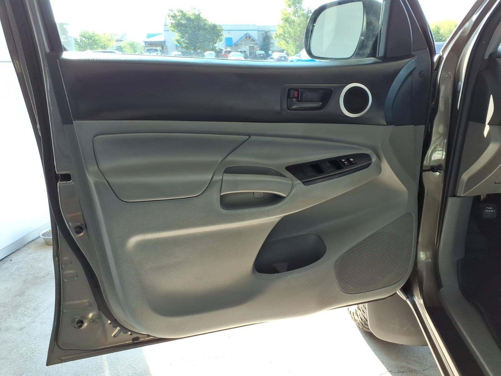 Used 2015 Toyota Tacoma 4x4 Double Cab w/ TRD Sport Package image 5