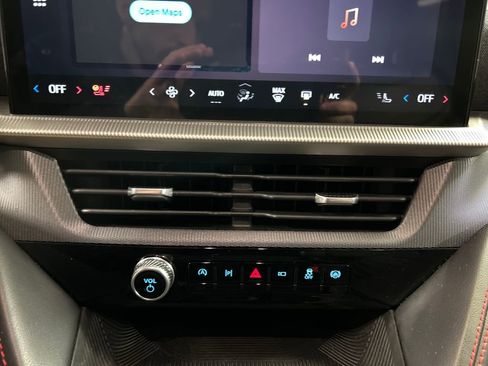 Used 2025 Ford Explorer ST-Line w/ ST-Line Street Pack image 19