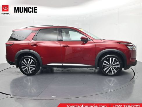 Used 2024 Nissan Pathfinder Platinum w/ Black Appearance Package AWD/4WD image 1
