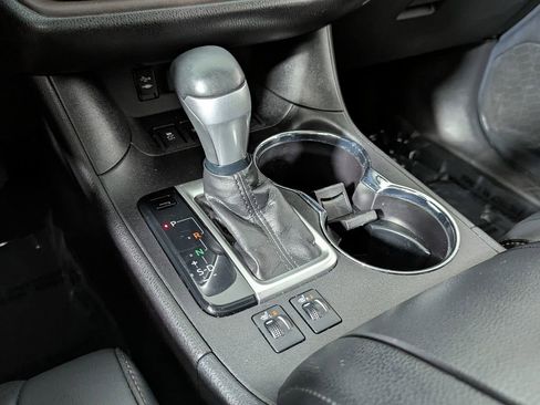 Used 2019 Toyota Highlander XLE AWD/4WD image 38