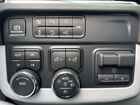 New 2025 Chevrolet Suburban Premier image 31