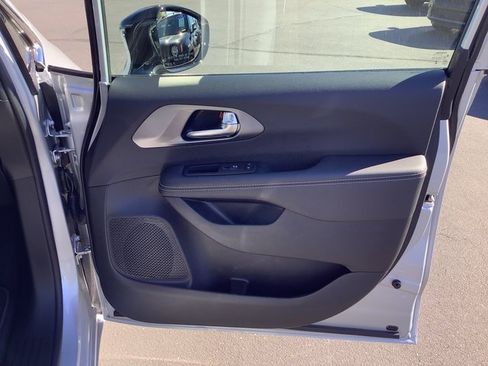 New 2026 Chrysler Pacifica Select image 39
