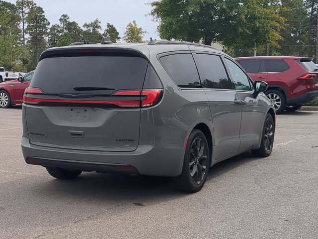 Used 2025 Chrysler Pacifica Limited FWD image 5